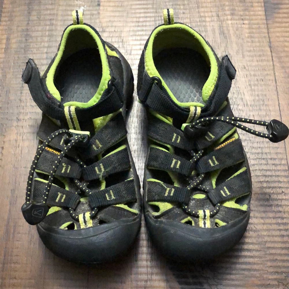 Kids’ size 4 EUC Keens.